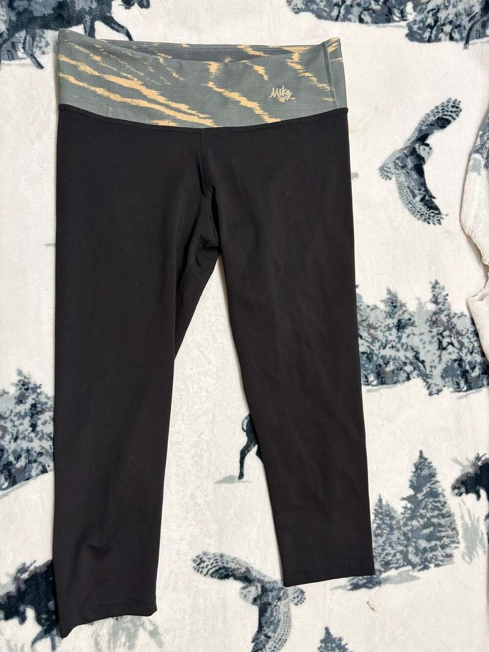 Mika Yoga Wear Black Capri Leggings with Patterned Waistband Size M/L